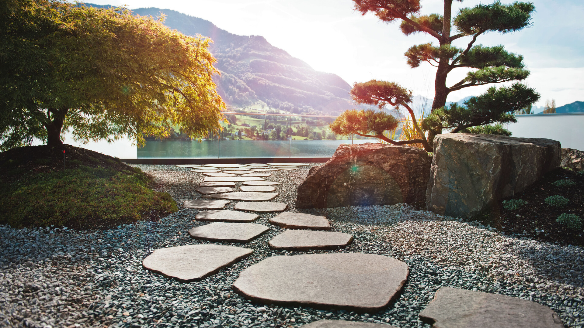 Weg zum See mit Steinplatten