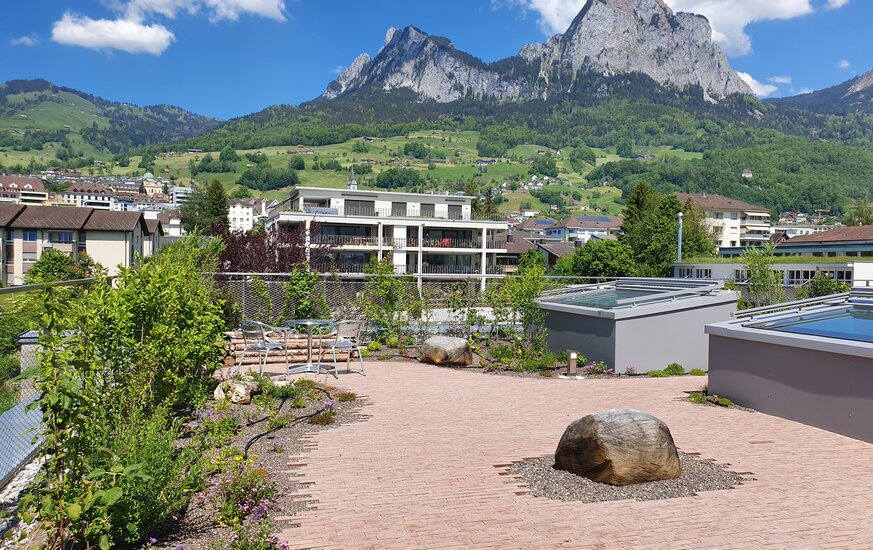 Naturzertifizierte Dachterrasse auf einem Bürogebäude