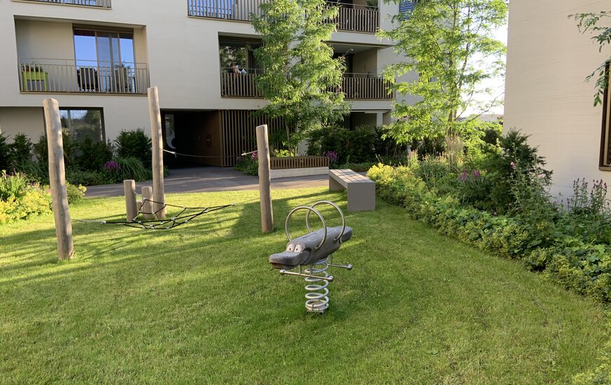 Holzspielgeräte für Kinder im Garten