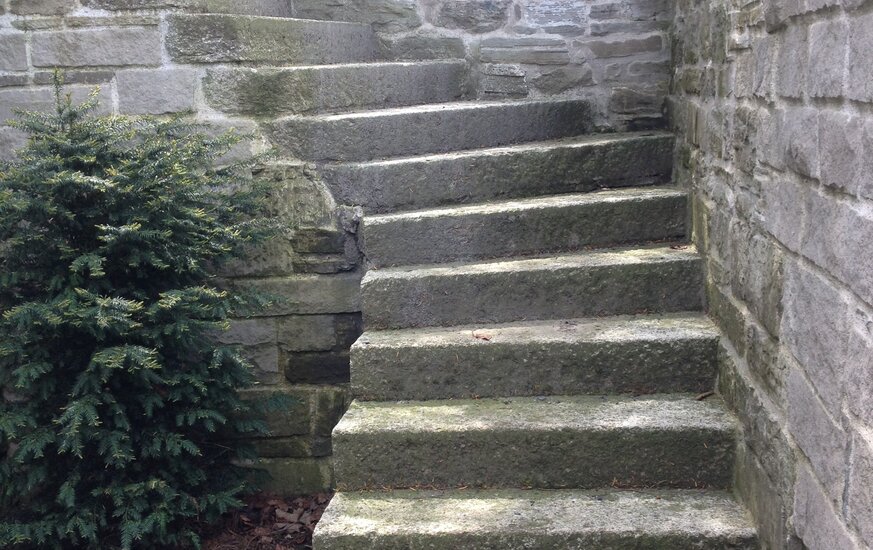 Historische Treppe zur Gruft
