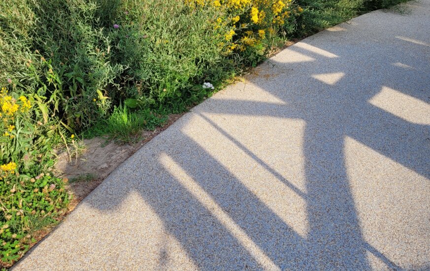 Staudenmischung auf einem Spielplatz