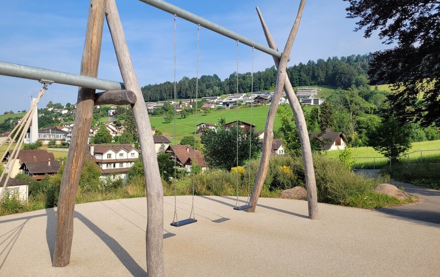 Schaukel aus Holz auf dem Spielplatz