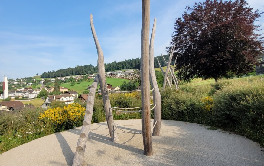 Spielplatz mit Holz