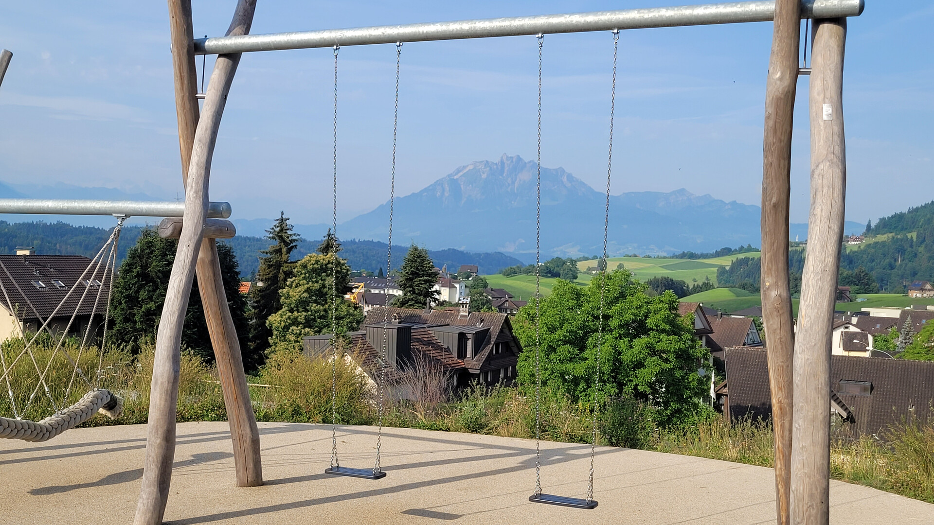 Schaukel auf dem Spielplatz mit fugenlosem Belag