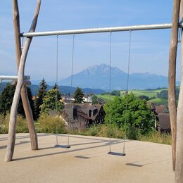 Schaukel auf dem Spielplatz mit fugenlosem Belag