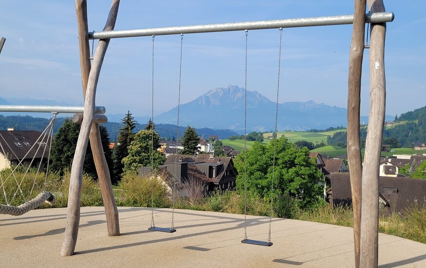 Schaukel auf dem Spielplatz mit fugenlosem Belag