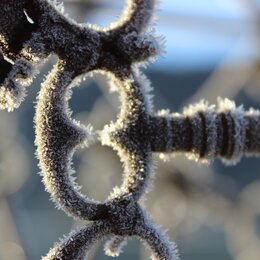 Nahaufnahme von Gartenkunstobjekt im Winter