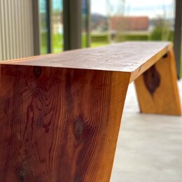 Tisch aus Holz in einem Garten