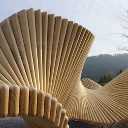 Skulptur aus Holz in einem Park