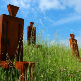 Stahlfiguren im Garten