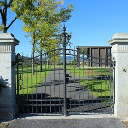 Eingangstor zu einem Gartenpark