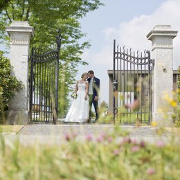 Hochzeitspaar im Gartenpark