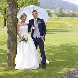 Hochzeitspaar im Gartenpark