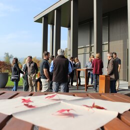 Diplomfeier in einem Gartenpark