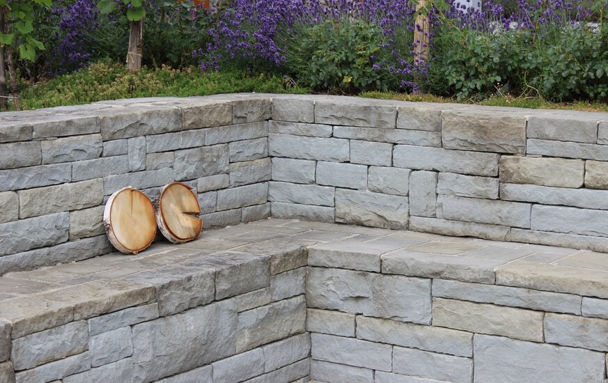 Natursteine als Sitzplatz
