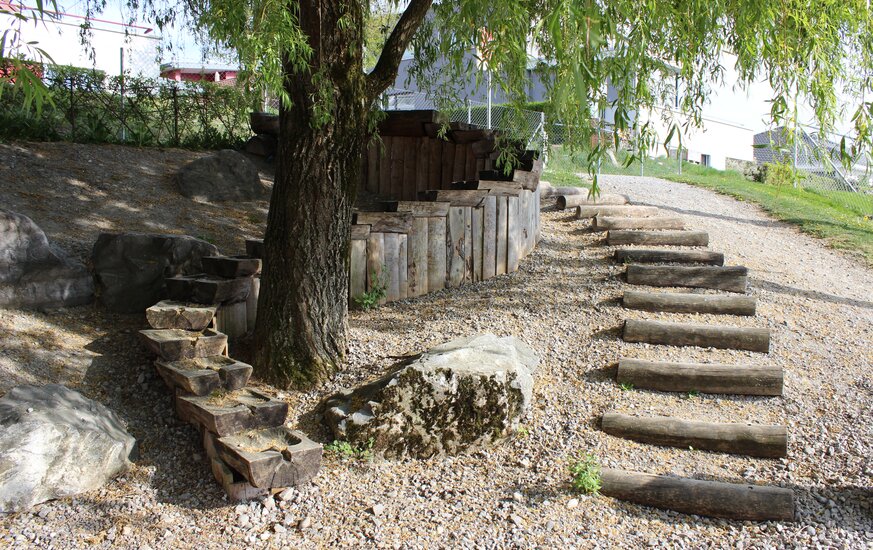 Spielplatz aus naturnahen Elementen