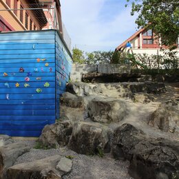 Spielplatz mit Steinblöcken