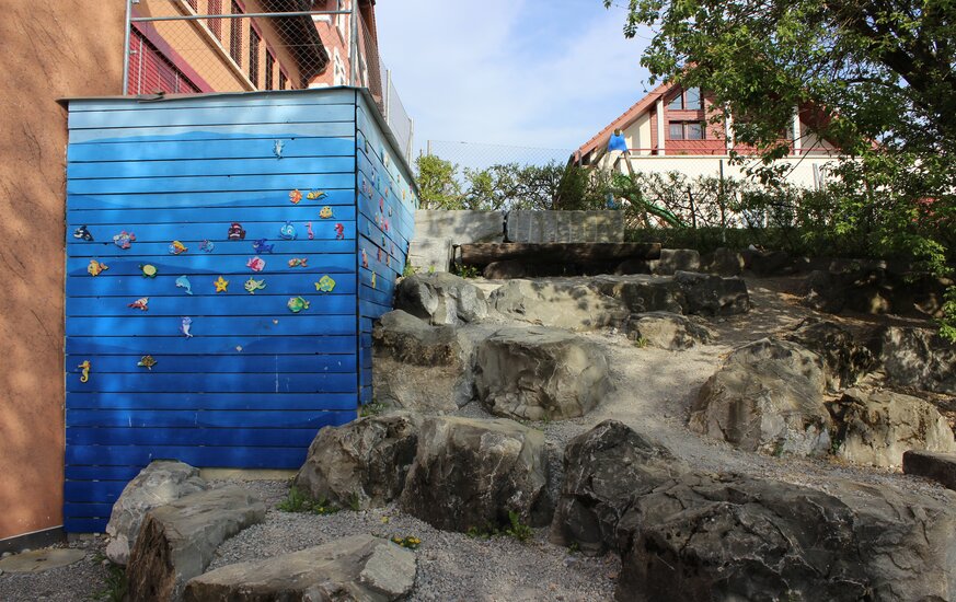 Spielplatz mit Steinblöcken