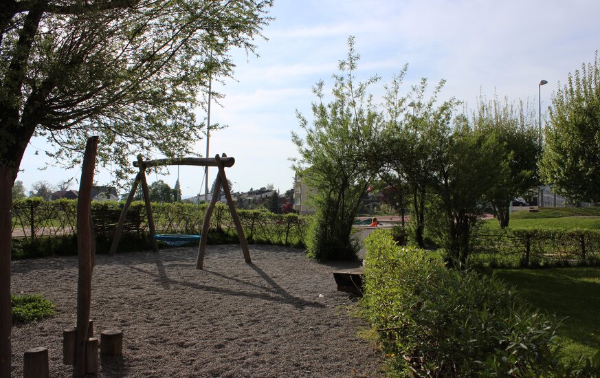 Spielplatz mit naturnahen Elementen