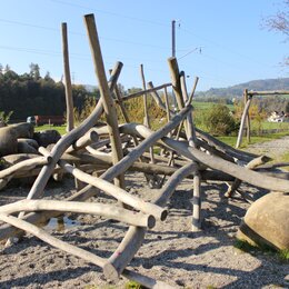 Spielplatz mit Holzelementen