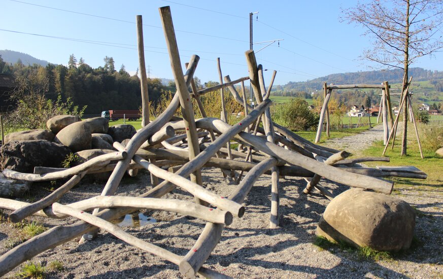 Spielplatz mit Holzelementen